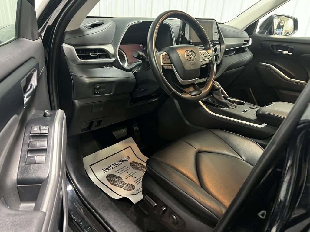 Used 2023 Toyota Highlander XLE image 2