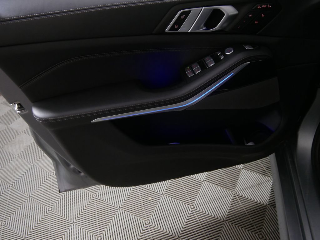 Used 2024 BMW X7 M60i AWD/4WD image 17