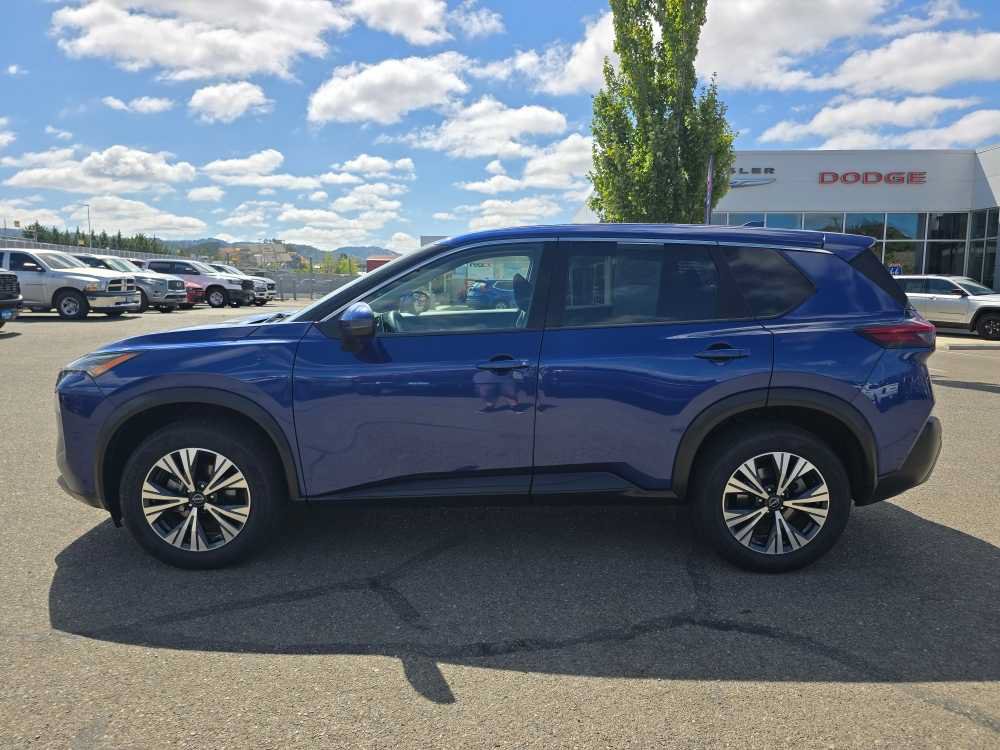 Used 2022 Nissan Rogue SV FWD image 2