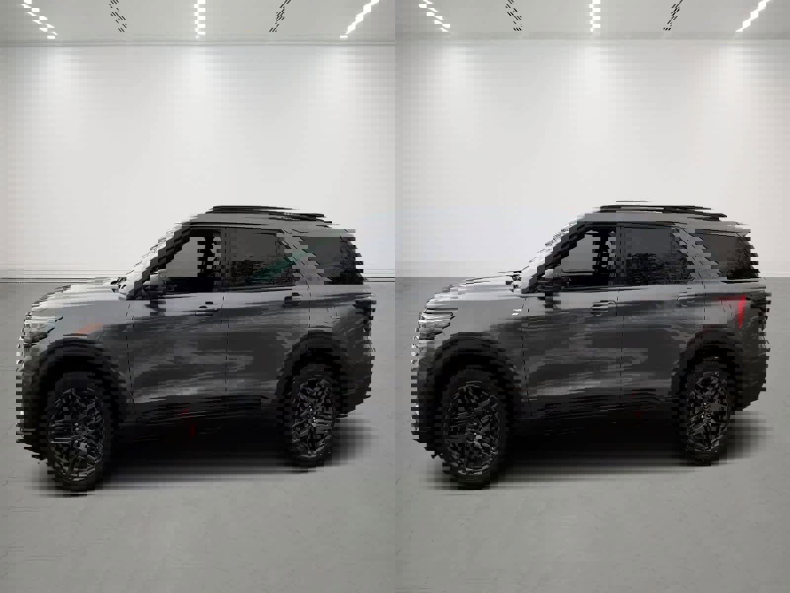 Used 2025 Ford Explorer ST-Line w/ ST-Line Street Pack image 2