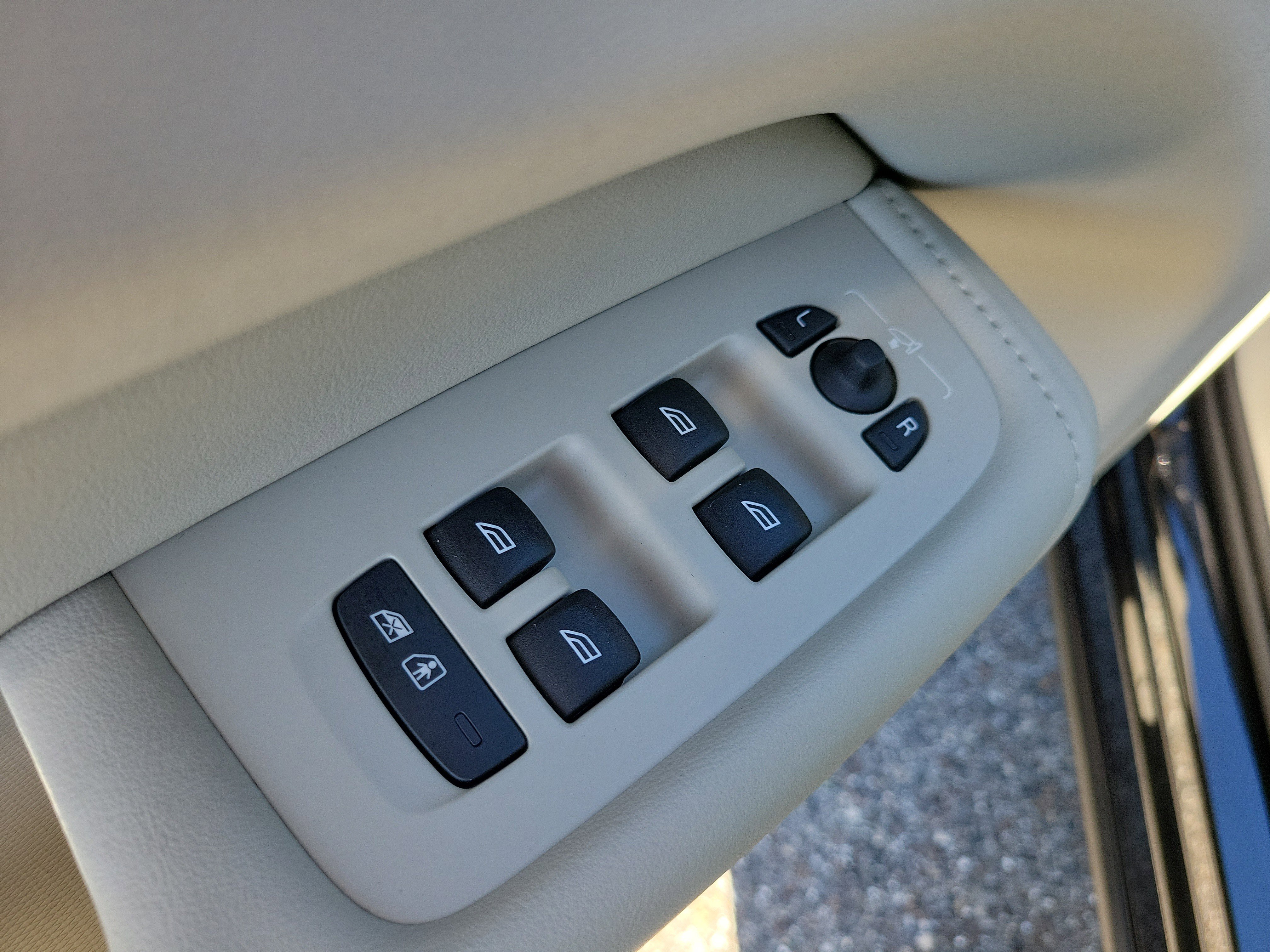 Used 2025 Volvo XC60 T8 Ultra w/ Climate Package image 19