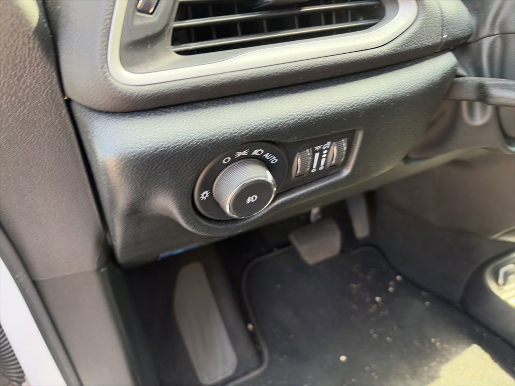 Used 2025 Chrysler Pacifica Select FWD image 20