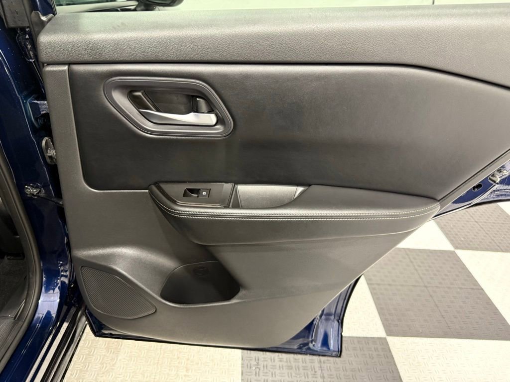 Used 2024 Nissan Rogue SV image 24