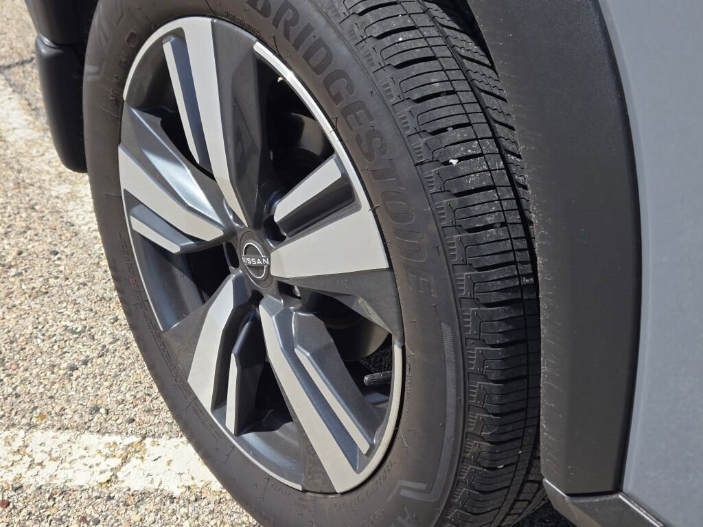 Used 2024 Nissan Rogue SL w/ SL Premium Package image 11