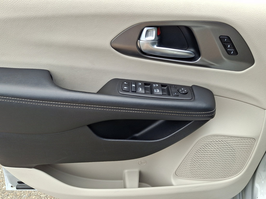 Used 2024 Chrysler Pacifica Touring-L FWD image 23