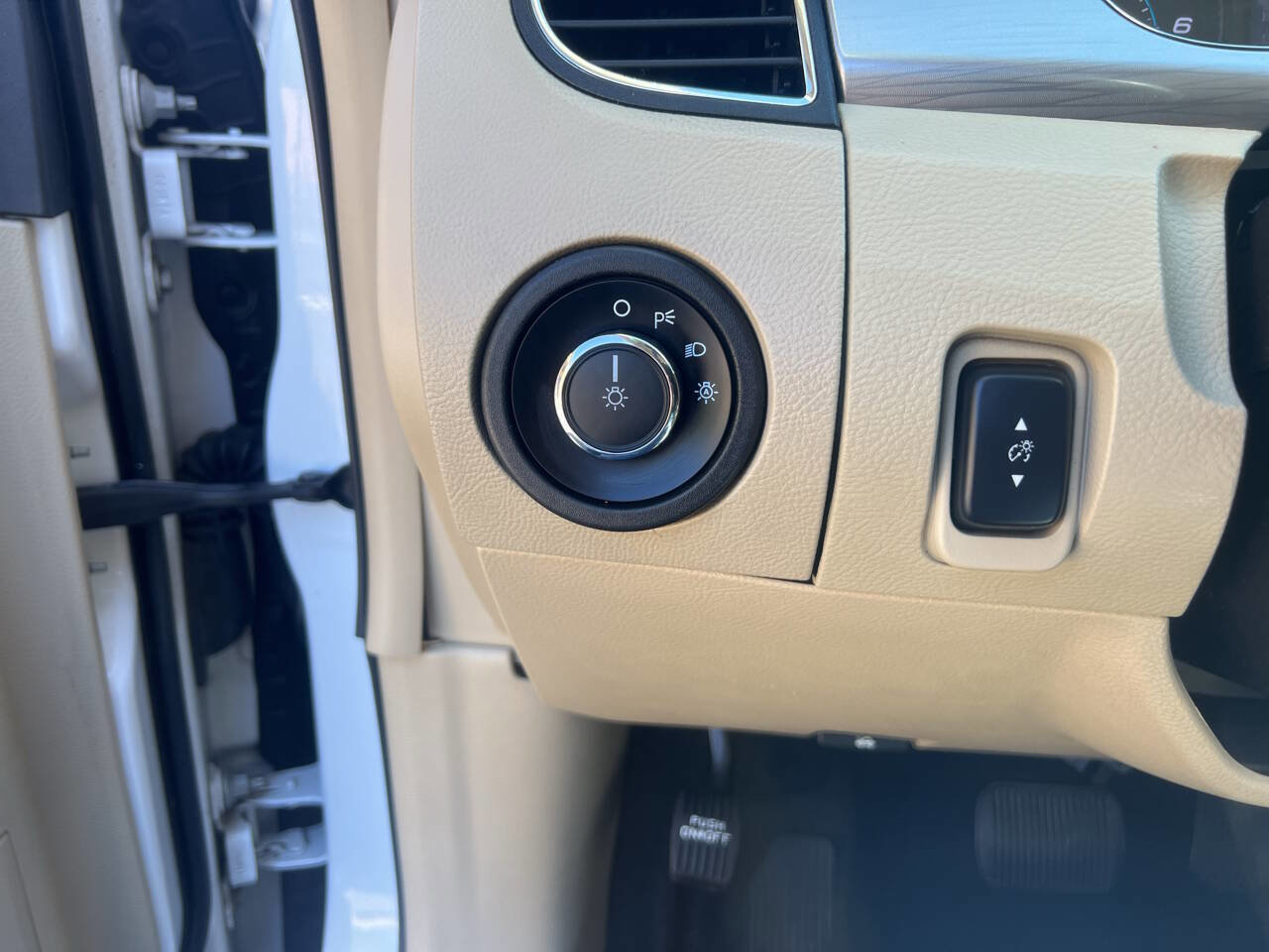 Used 2017 Ford Taurus SEL image 24