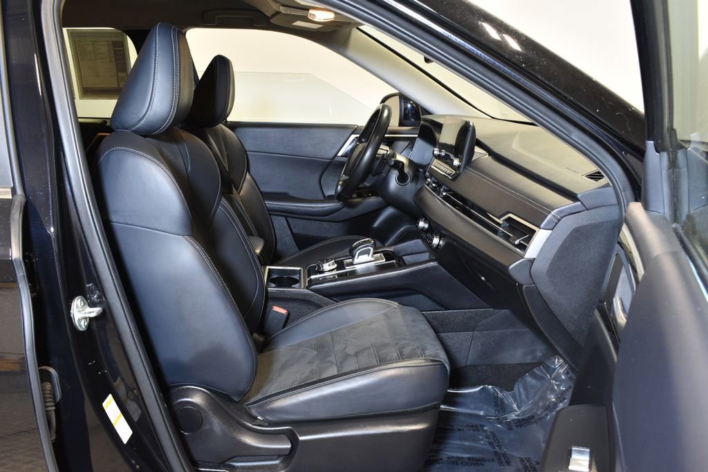 Used 2024 Mitsubishi Outlander SE Black Edition image 32