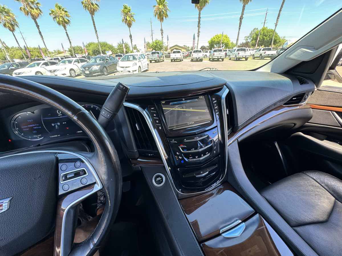 Used 2018 Cadillac Escalade ESV Premium Luxury AWD/4WD image 32