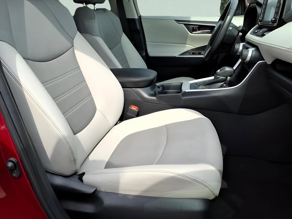 Used 2020 Toyota RAV4 XLE Premium image 16