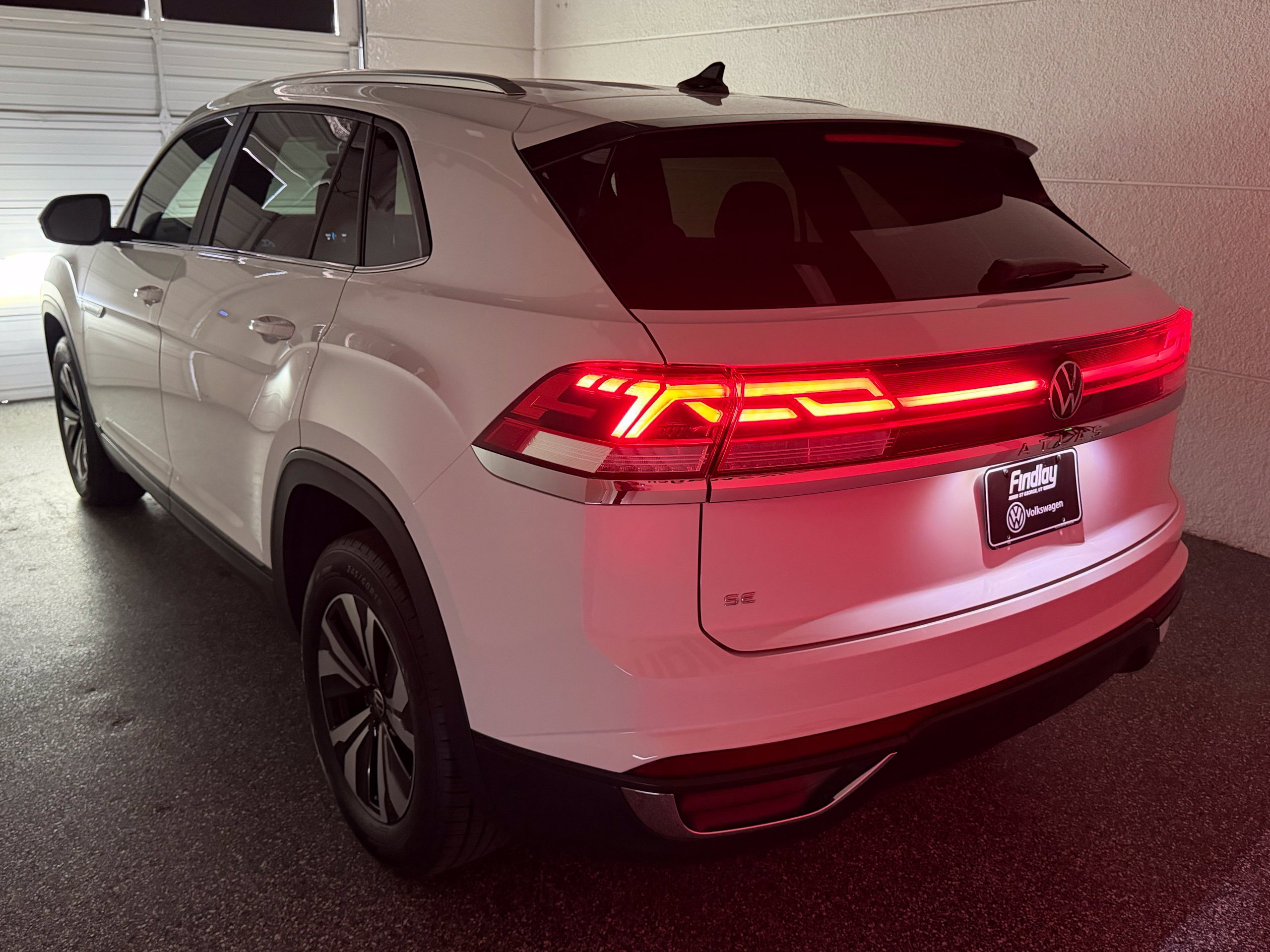 Certified 2024 Volkswagen Atlas Cross Sport SE FWD image 46