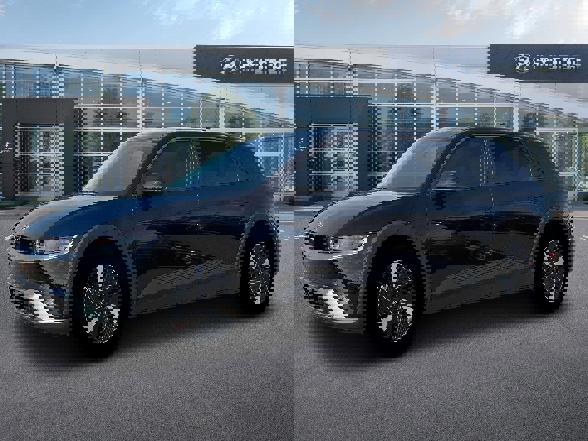 New 2025 Hyundai Ioniq 5 SE image 2