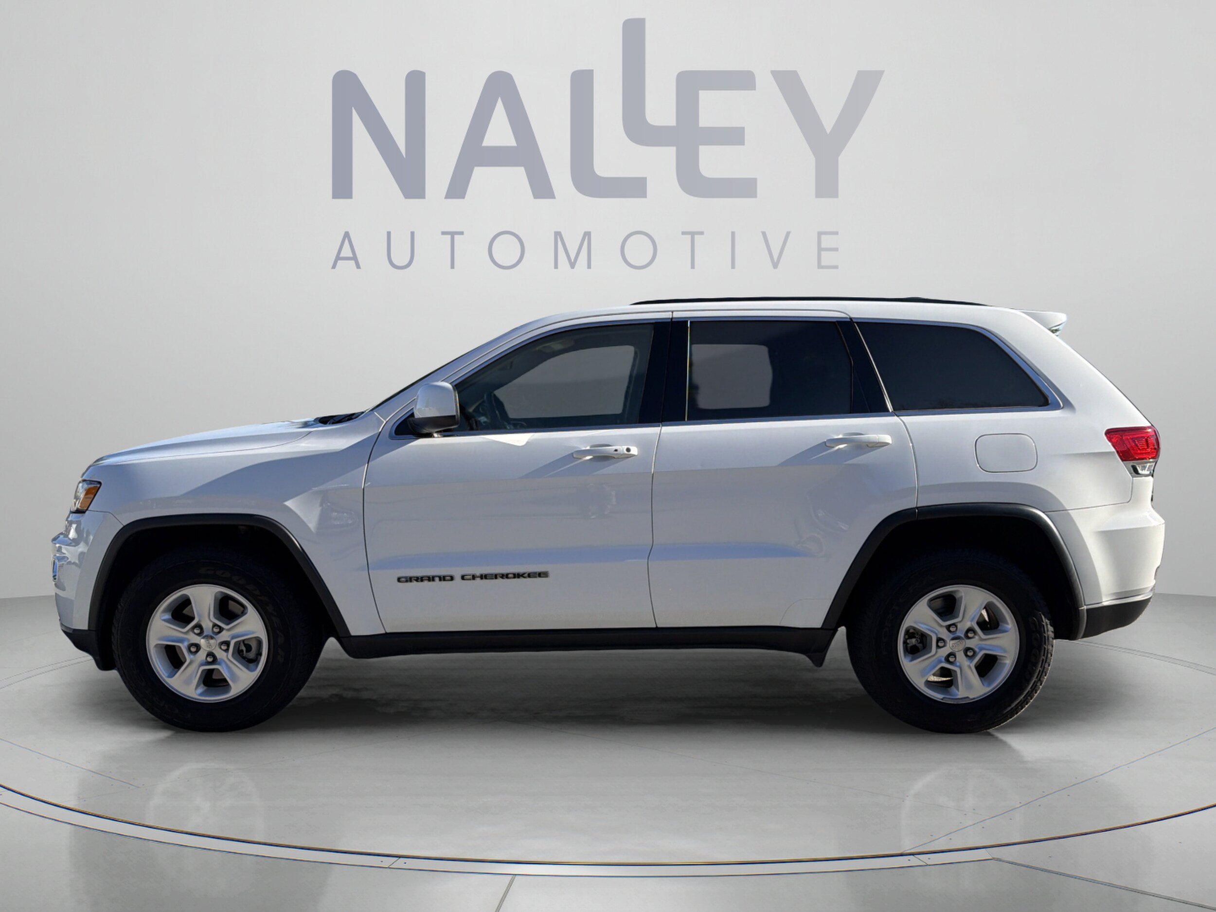 Used 2017 Jeep Grand Cherokee Laredo RWD image 2