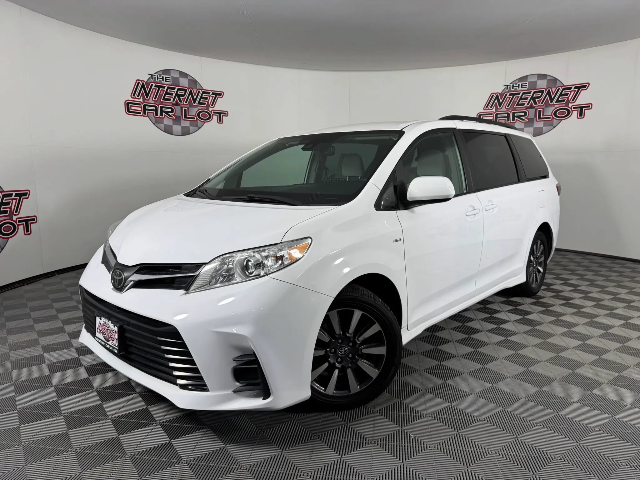 Used 2019 Toyota Sienna LE AWD/4WD image 1