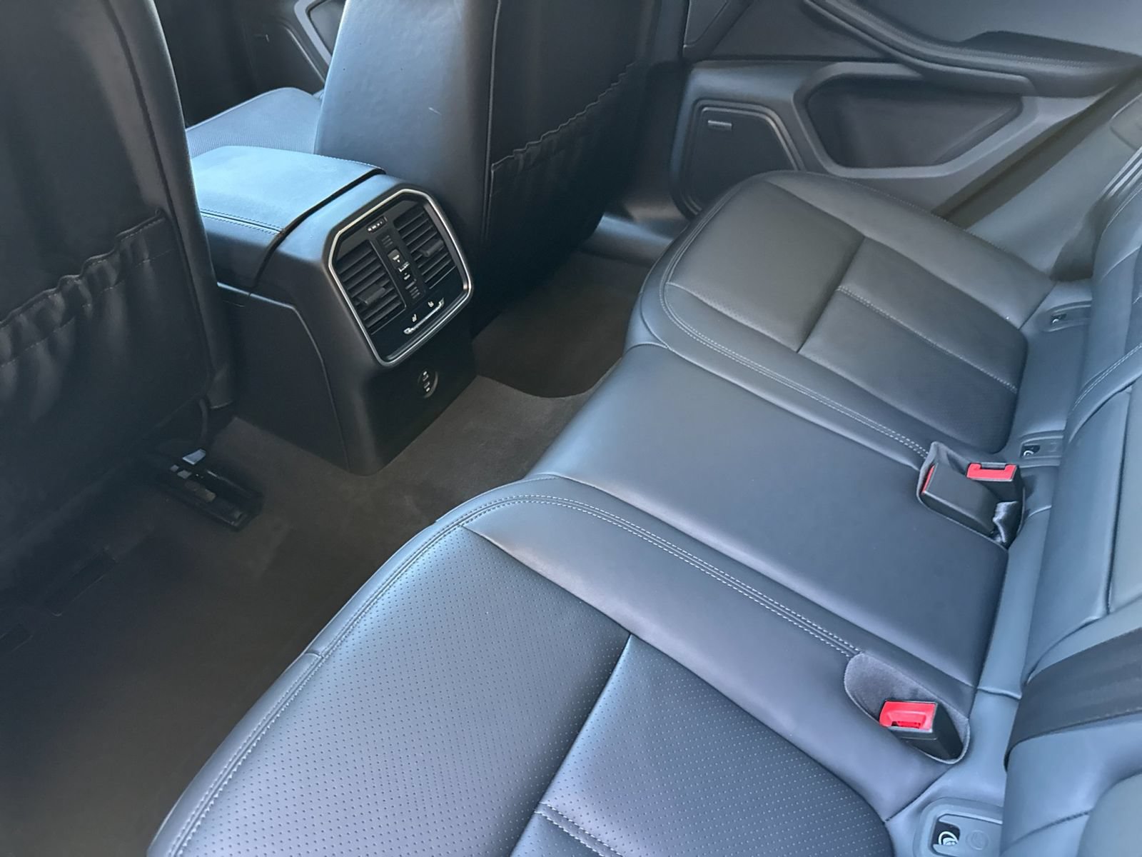 Certified 2025 Porsche Macan GTS AWD/4WD image 14