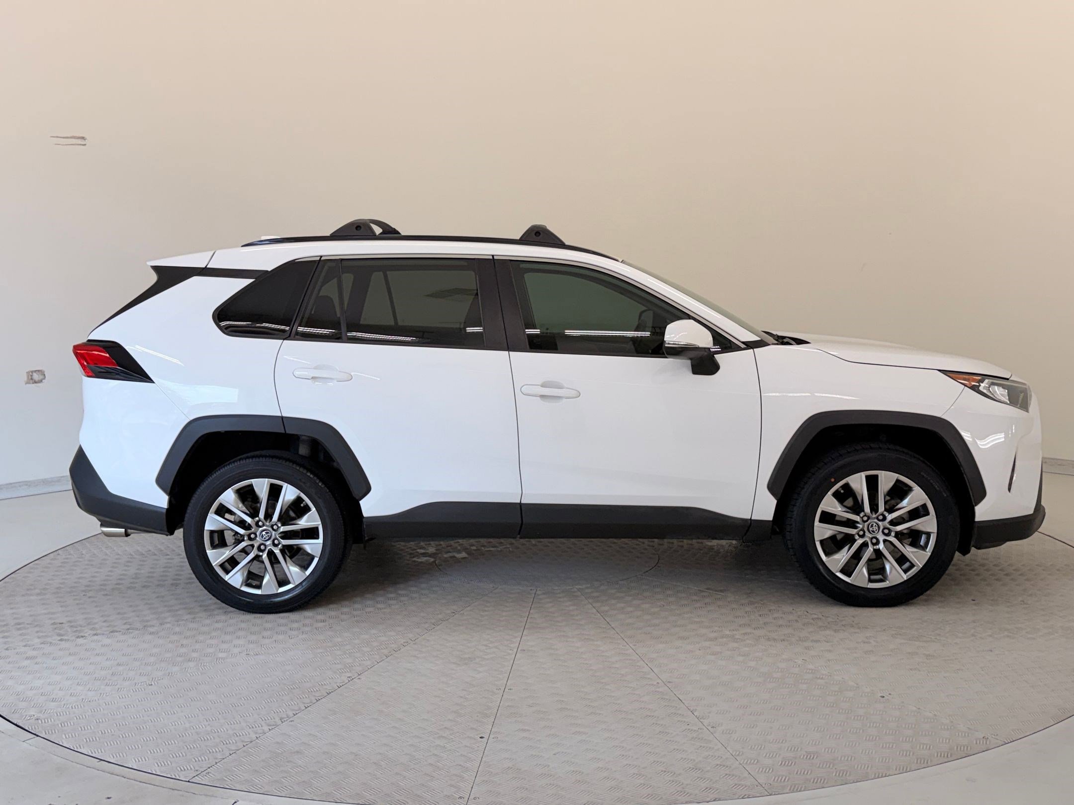 Used 2019 Toyota RAV4 XLE Premium image 8