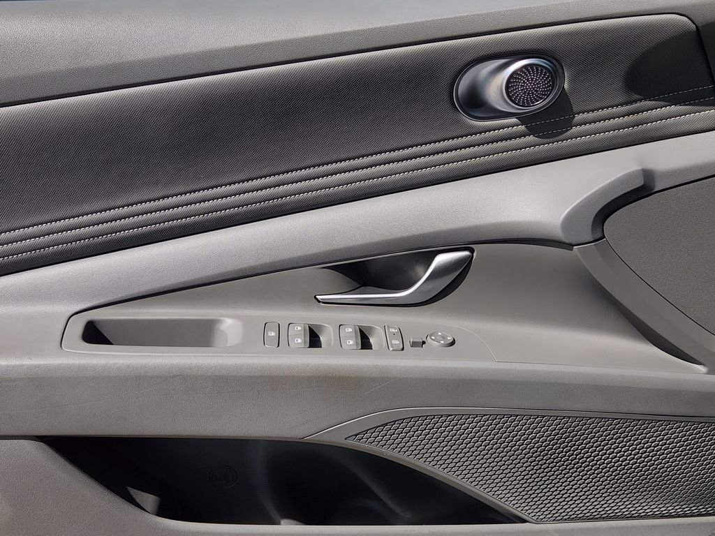 Used 2025 Hyundai Elantra SEL image 28