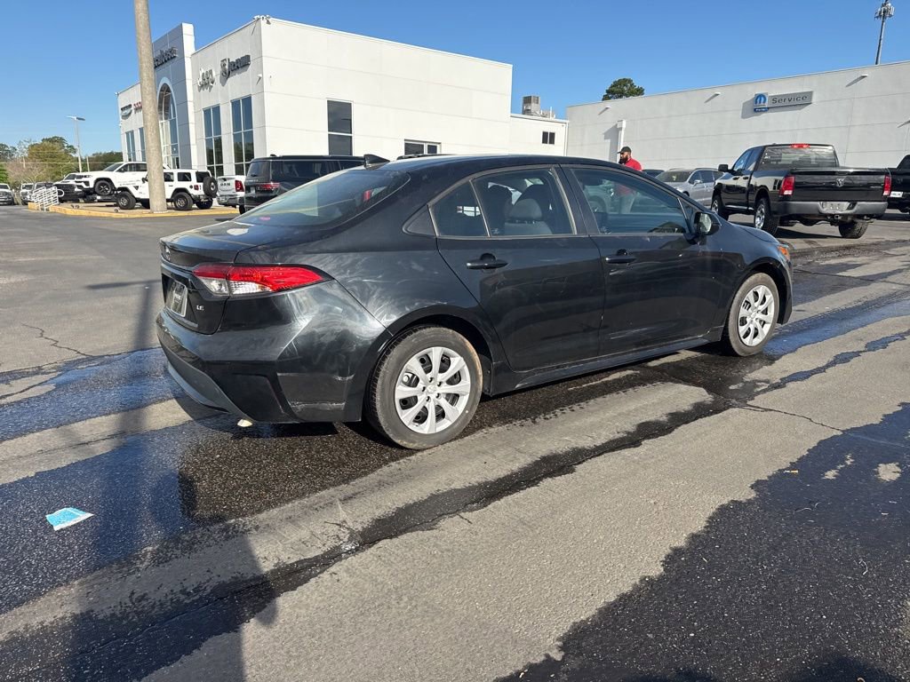 Used 2022 Toyota Corolla LE image 3