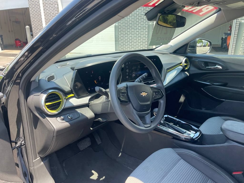Used 2025 Chevrolet Trax LT FWD image 9