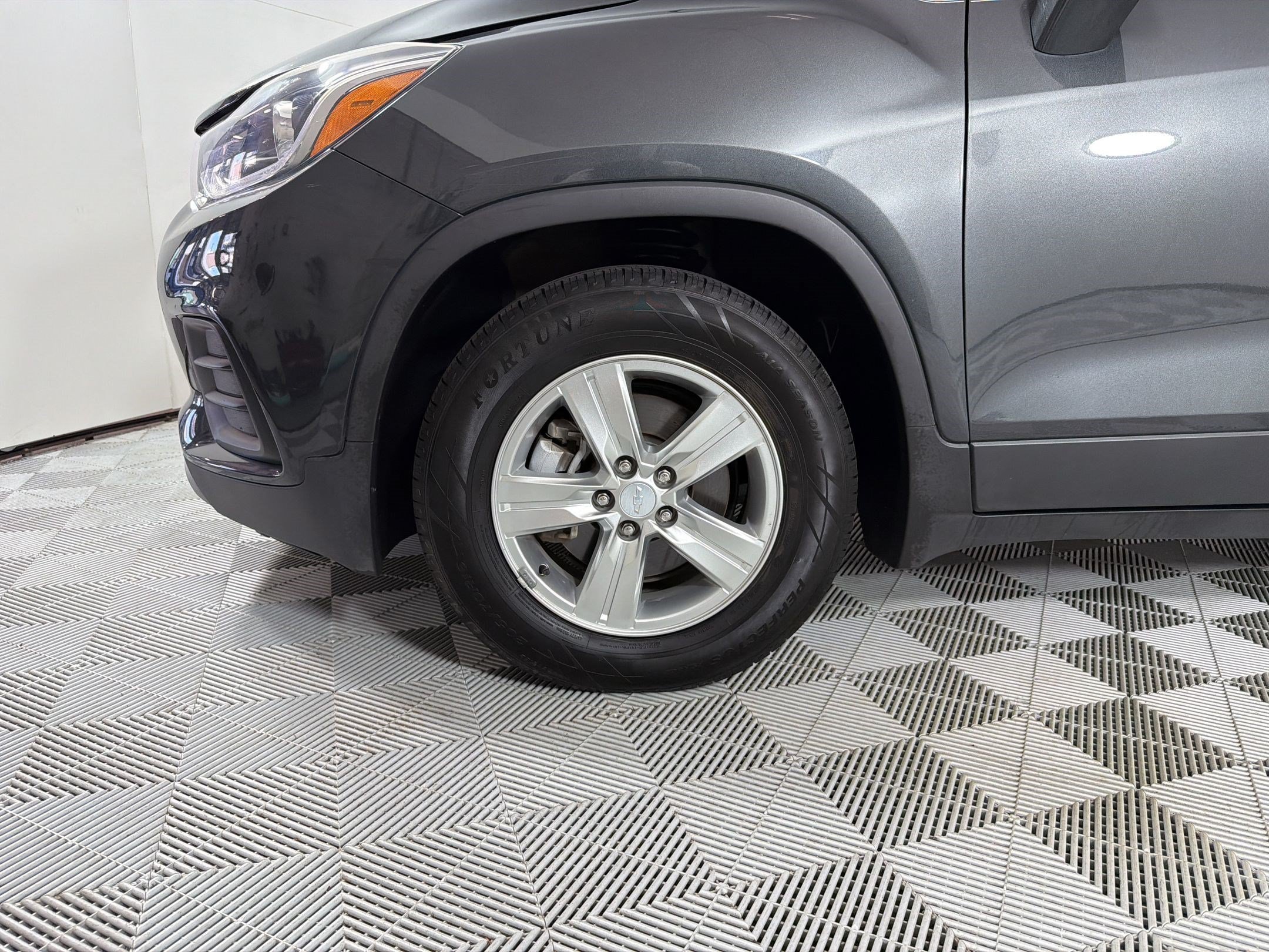 Used 2019 Chevrolet Trax LT w/ LT Convenience Package FWD image 12