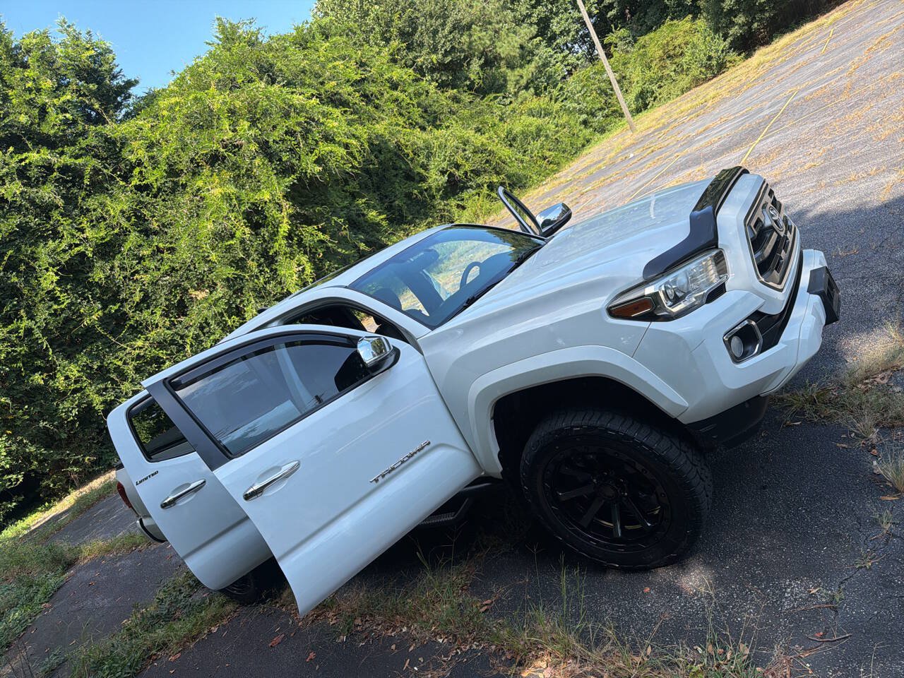Used 2016 Toyota Tacoma Limited w/ Towing Package AWD/4WD image 22