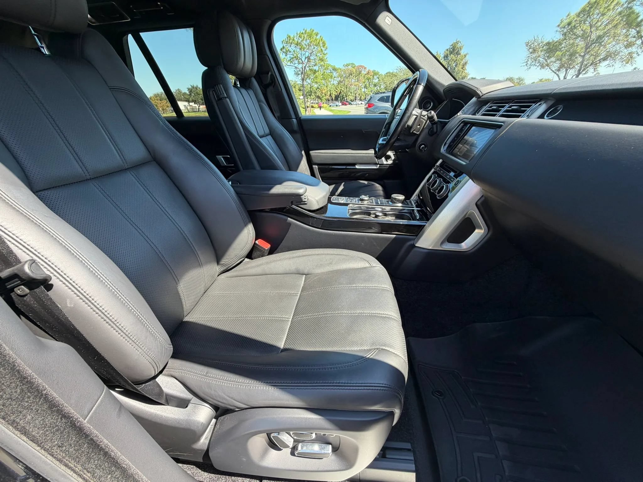 Used 2014 Land Rover Range Rover Supercharged AWD/4WD image 17
