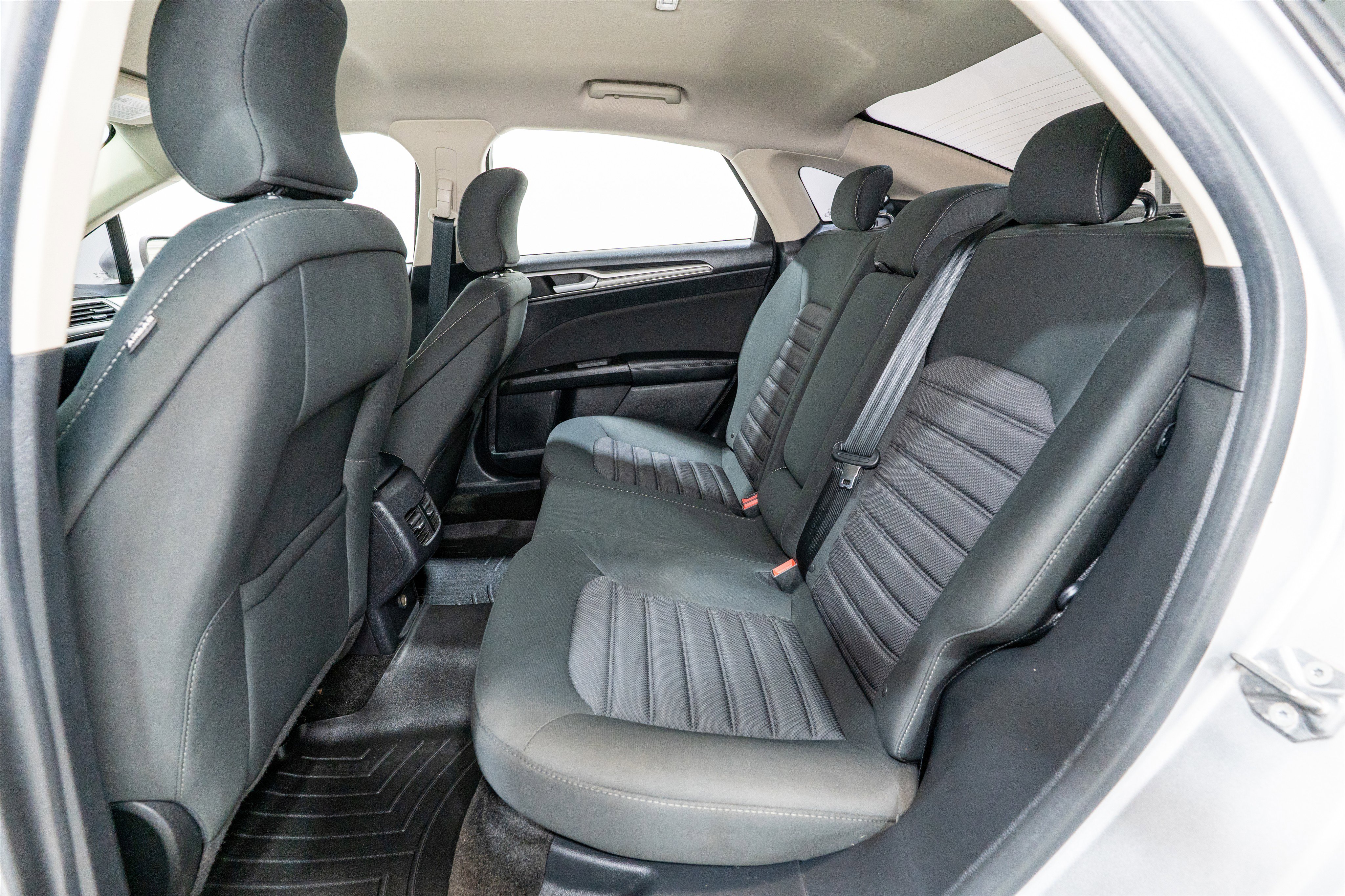 Used 2018 Ford Fusion SE FWD image 28
