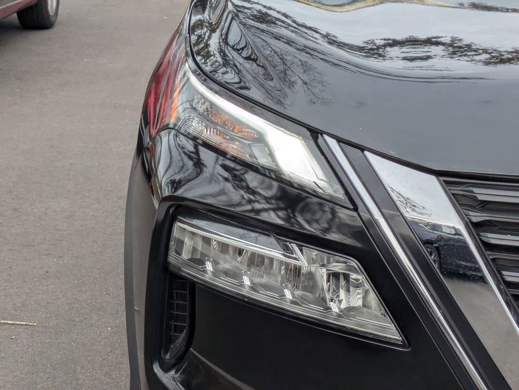 Used 2023 Nissan Rogue SV image 9