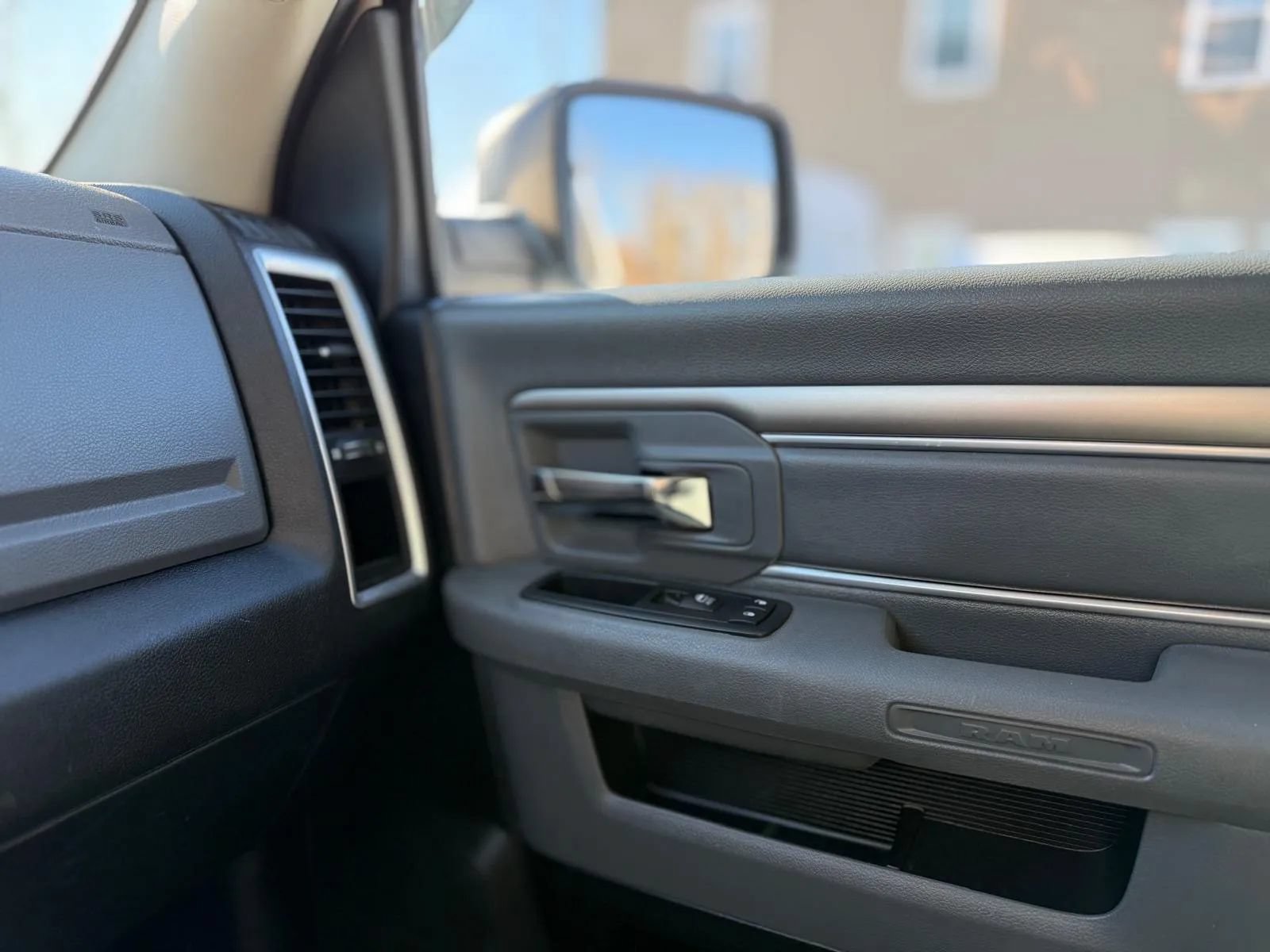 Used 2016 RAM 1500 Classic SLT AWD/4WD image 21