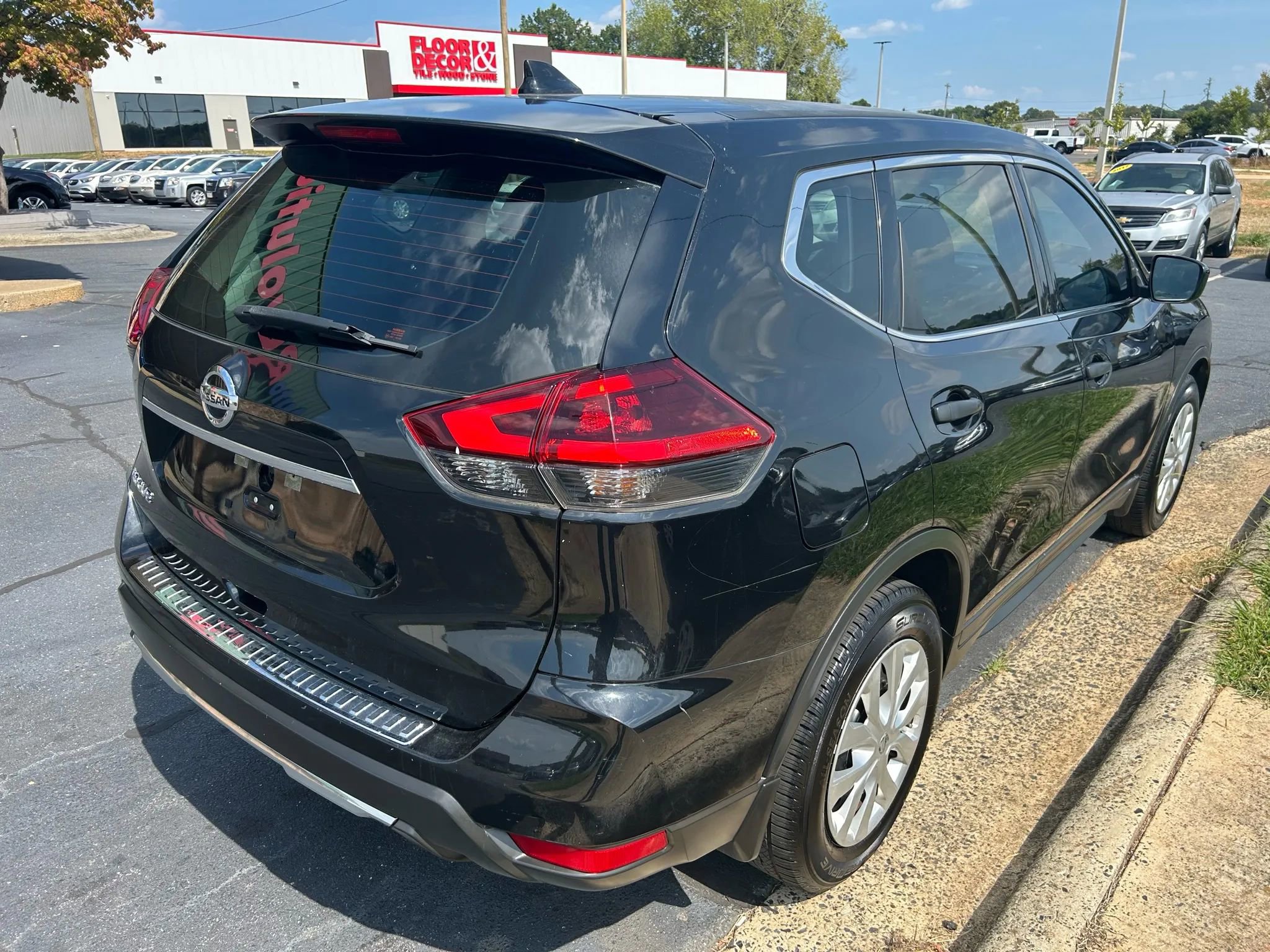 Used 2018 Nissan Rogue S image 7