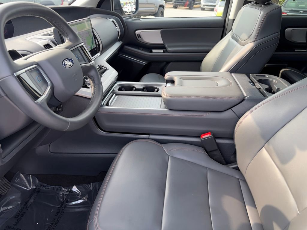 Used 2025 Ford Expedition Active AWD/4WD image 9