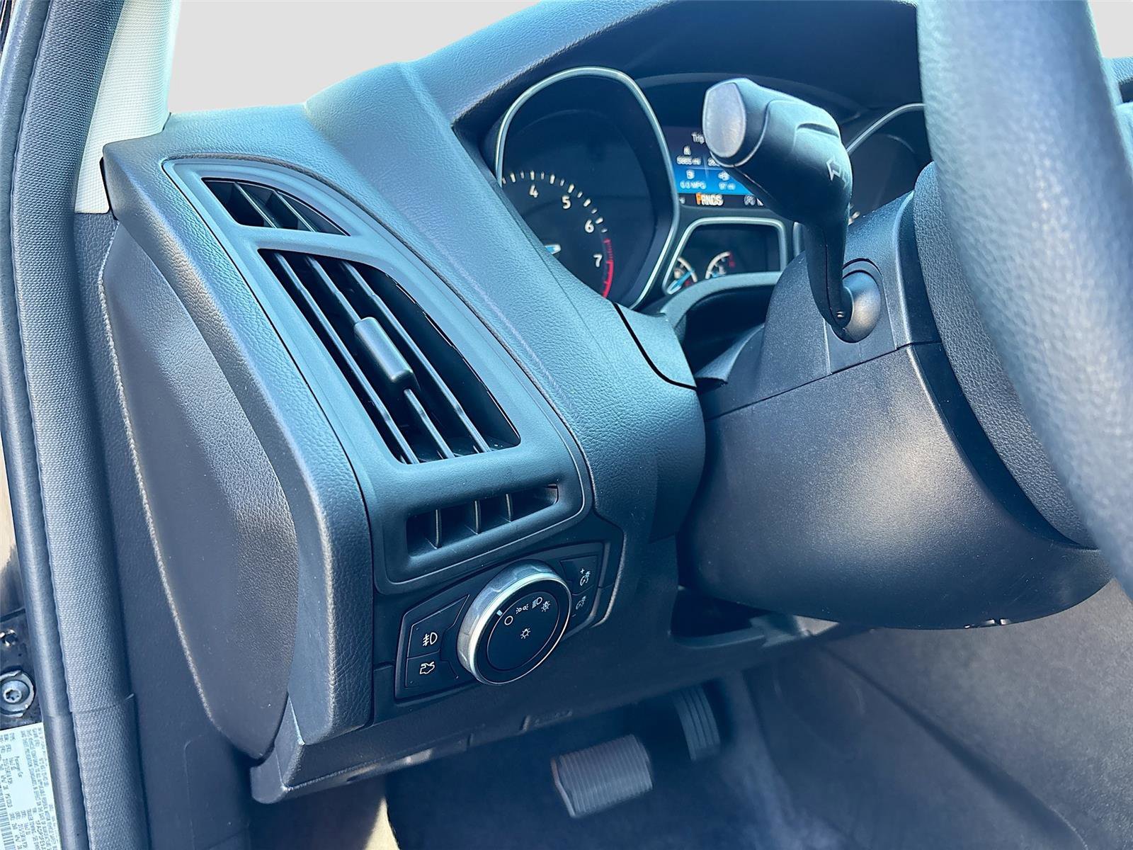 Used 2018 Ford Focus SE w/ SE Appearance Package image 11