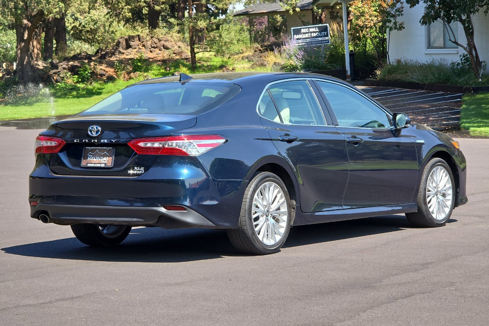 Used 2020 Toyota Camry XLE image 4