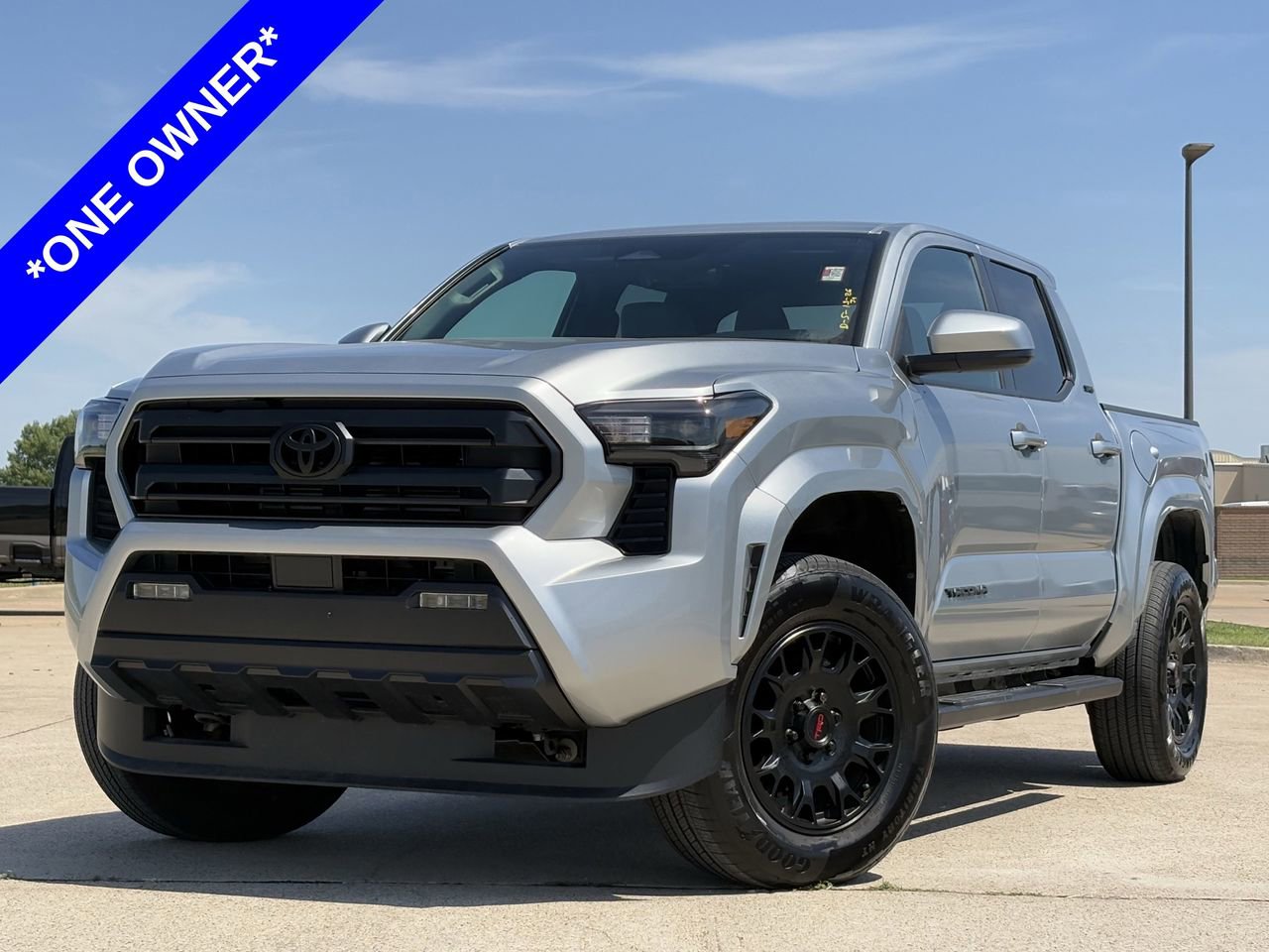 Used 2025 Toyota Tacoma SR5 AWD/4WD image 2