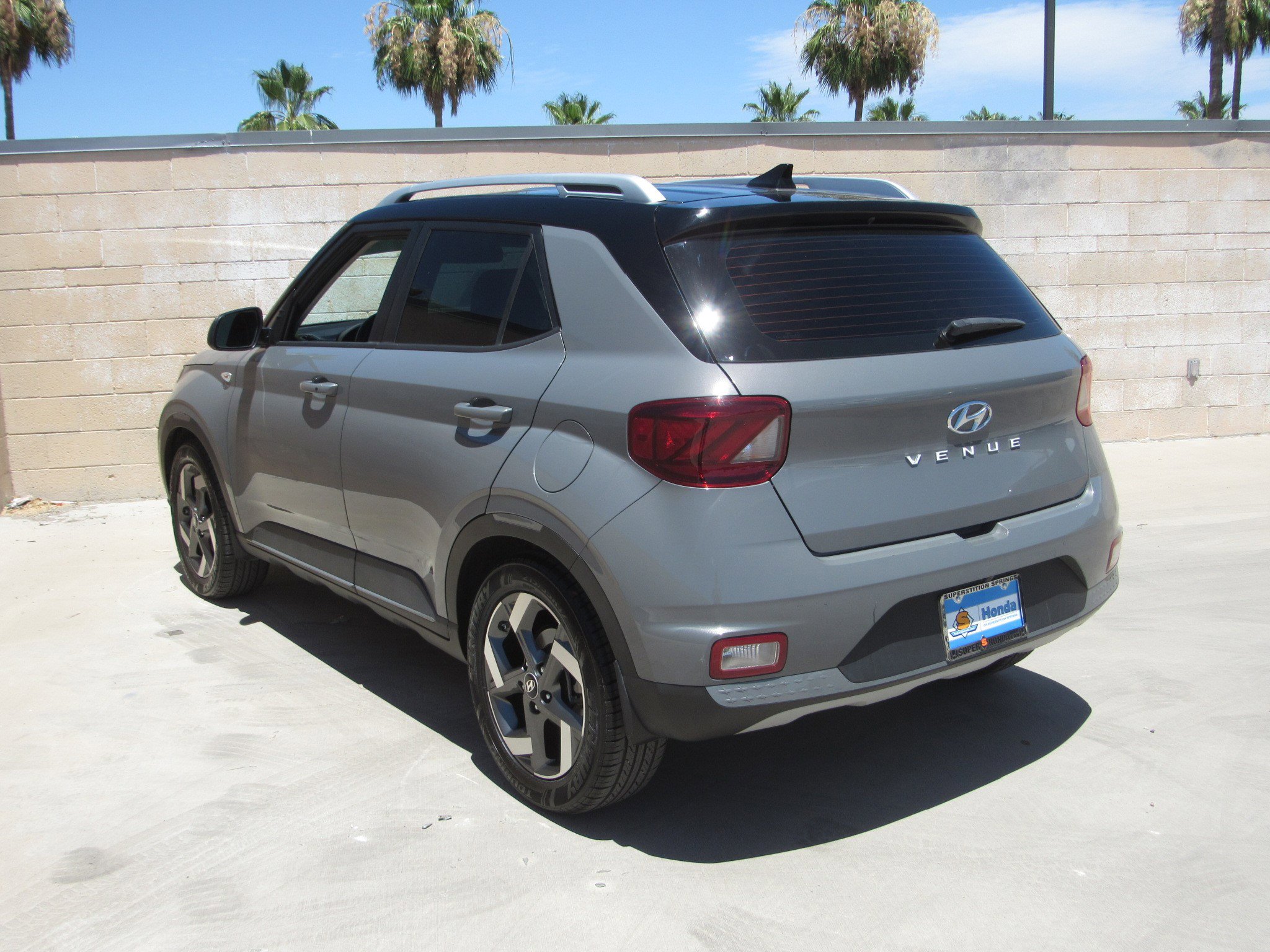 Used 2022 Hyundai Venue Limited FWD image 6