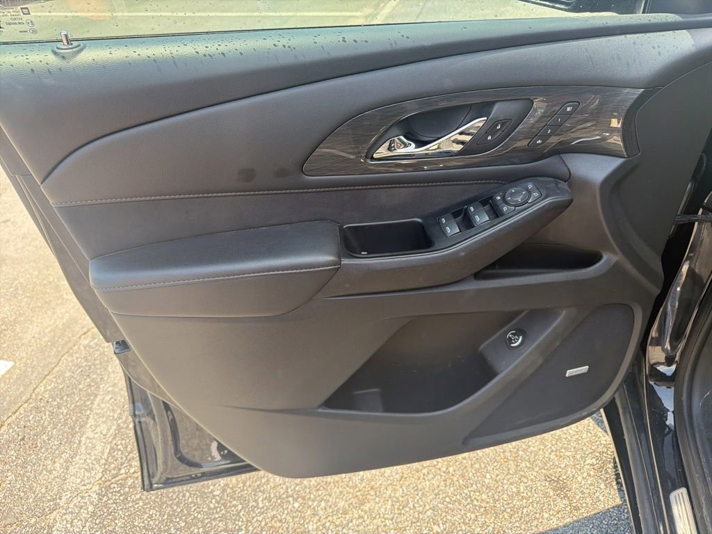 Used 2023 Chevrolet Traverse High Country FWD image 16