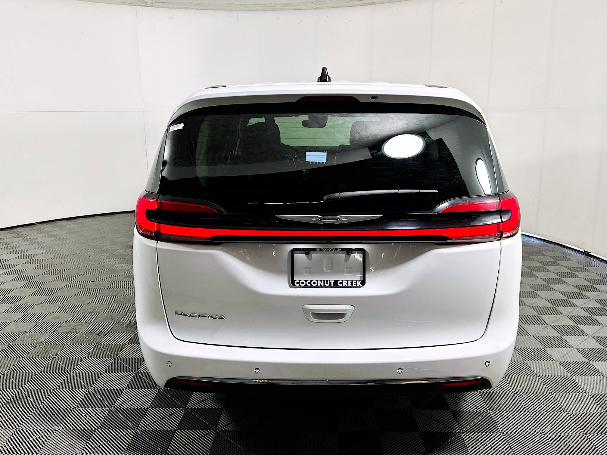 Used 2023 Chrysler Pacifica Touring-L image 4