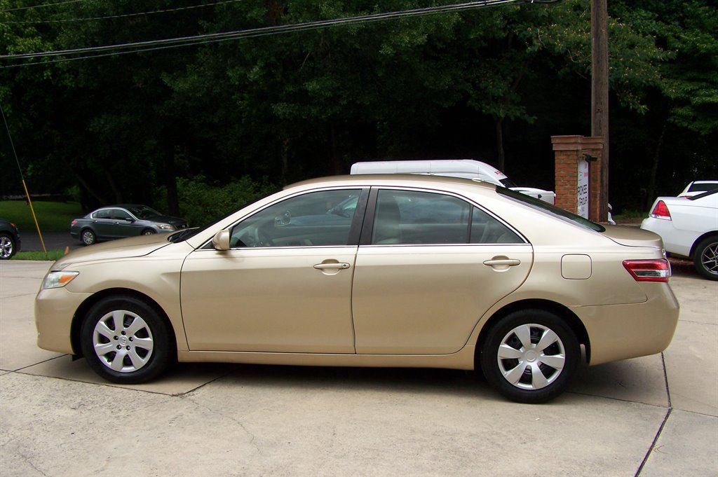 Used 2011 Toyota Camry LE FWD image 5