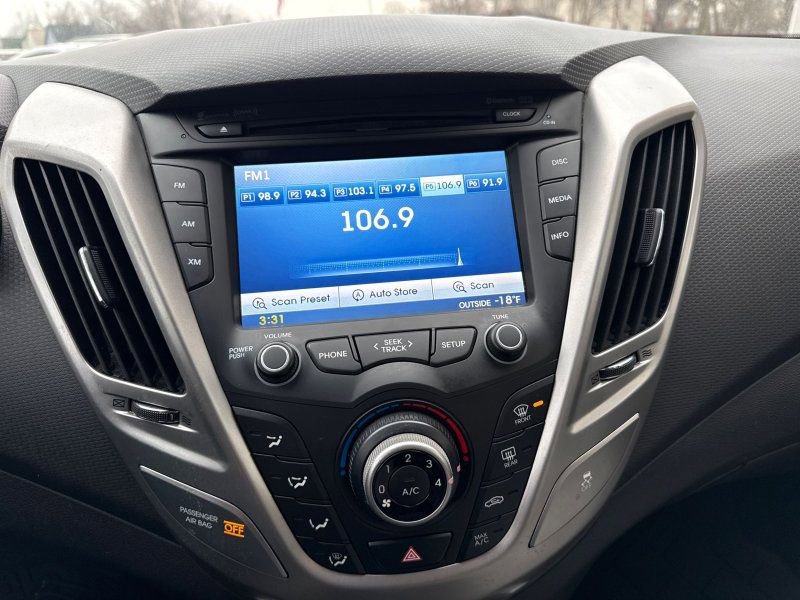 Used 2013 Hyundai Veloster image 23