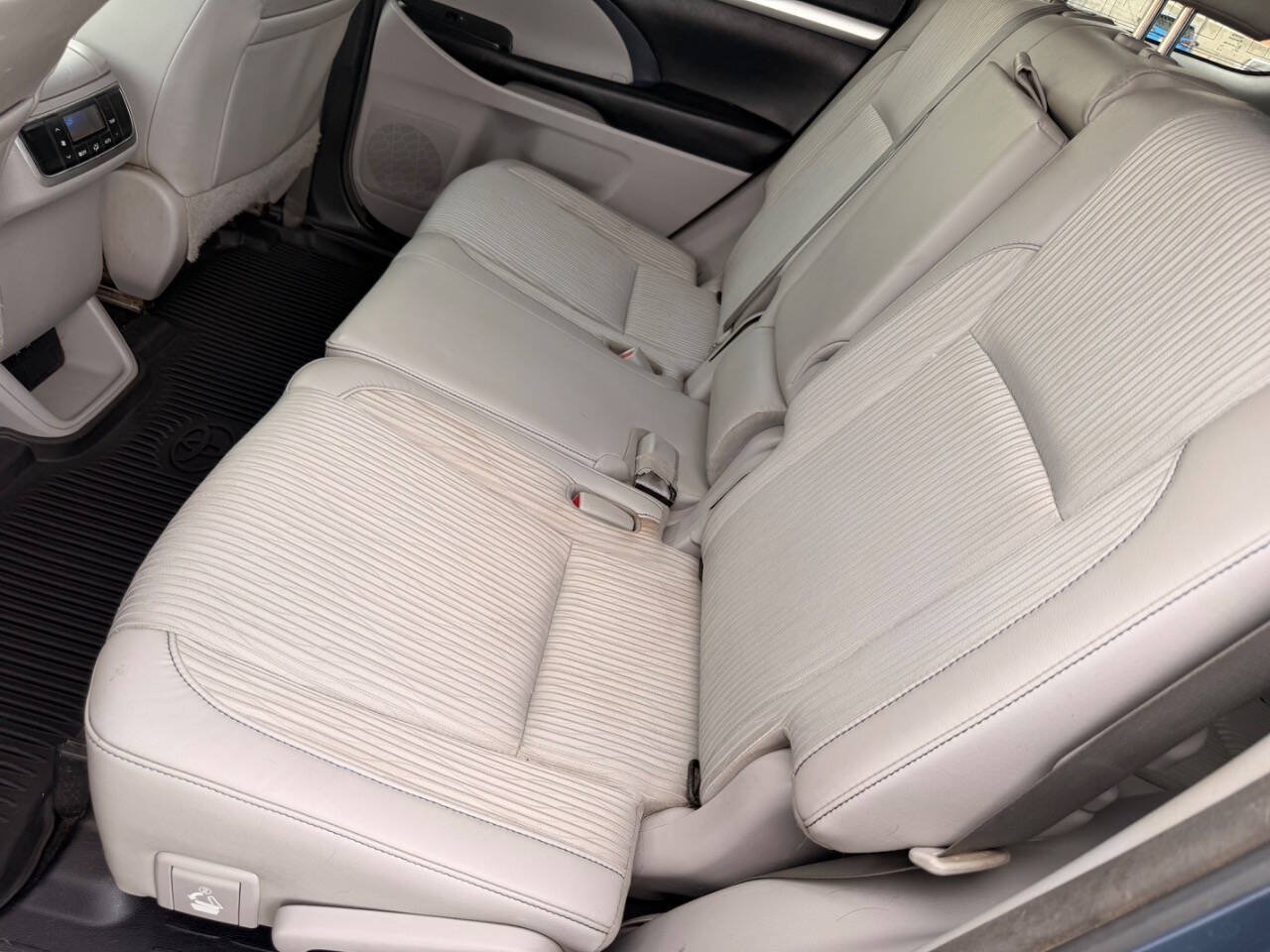 Used 2017 Toyota Highlander Plus w/ Carpet Mat Package FWD image 22