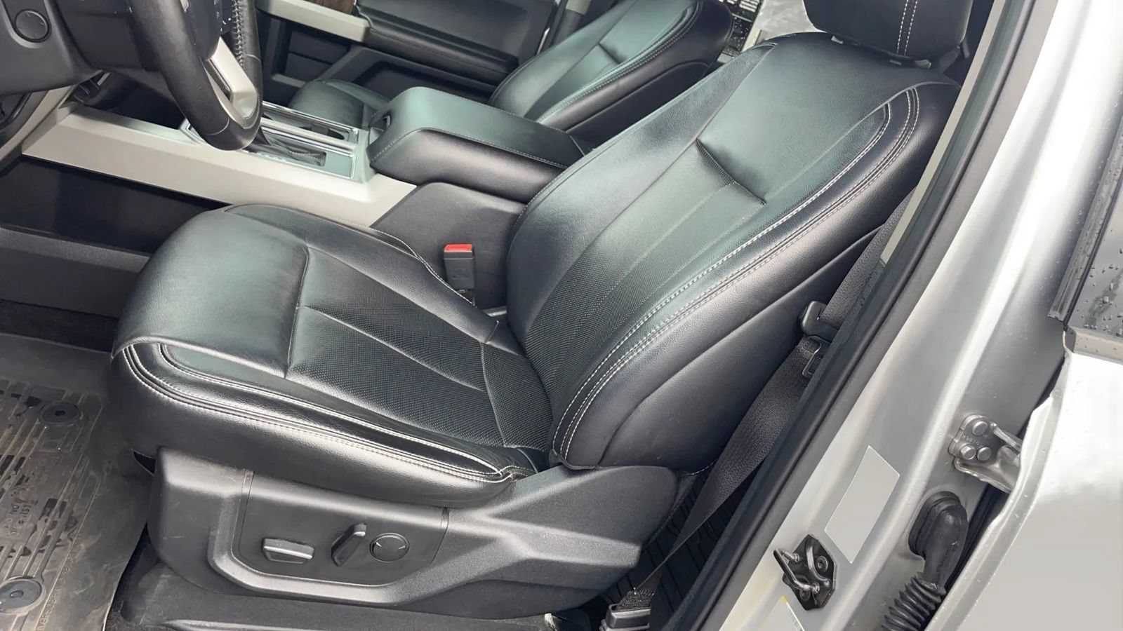 Used 2019 Ford F150 Lariat w/ Equipment Group 502A Luxury AWD/4WD image 26