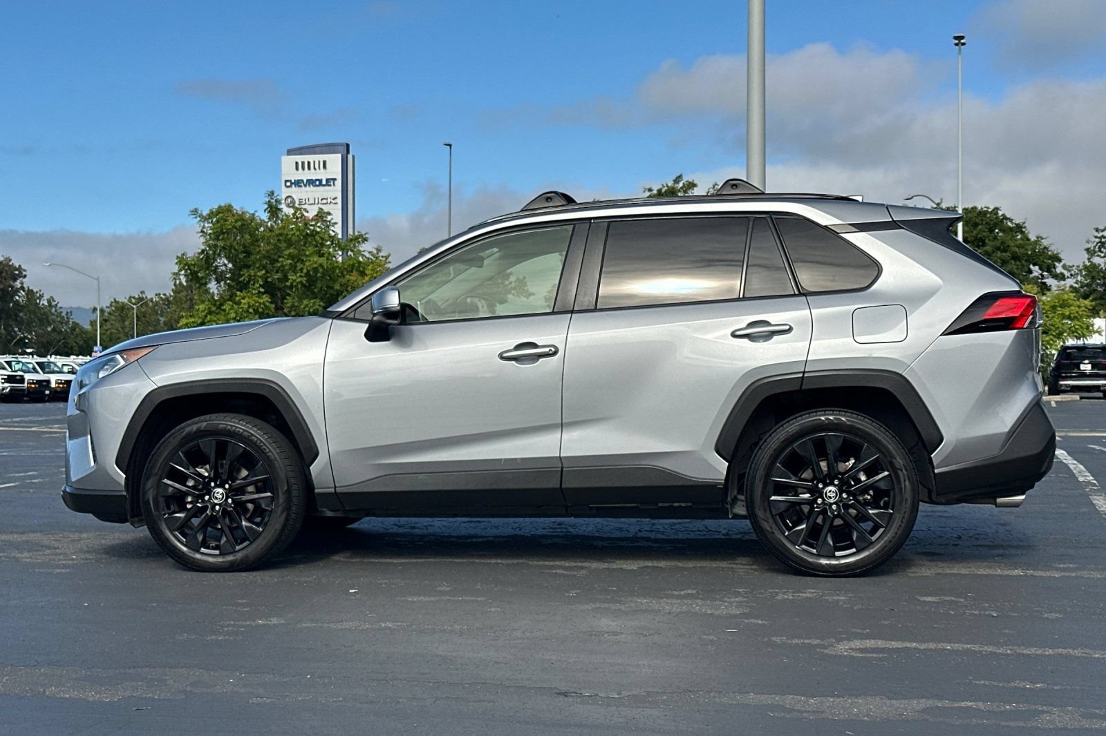 Used 2020 Toyota RAV4 XLE Premium FWD image 7