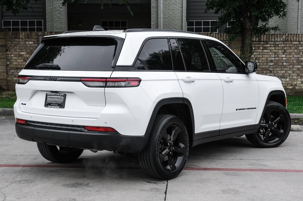 Used 2023 Jeep Grand Cherokee Altitude AWD/4WD image 15