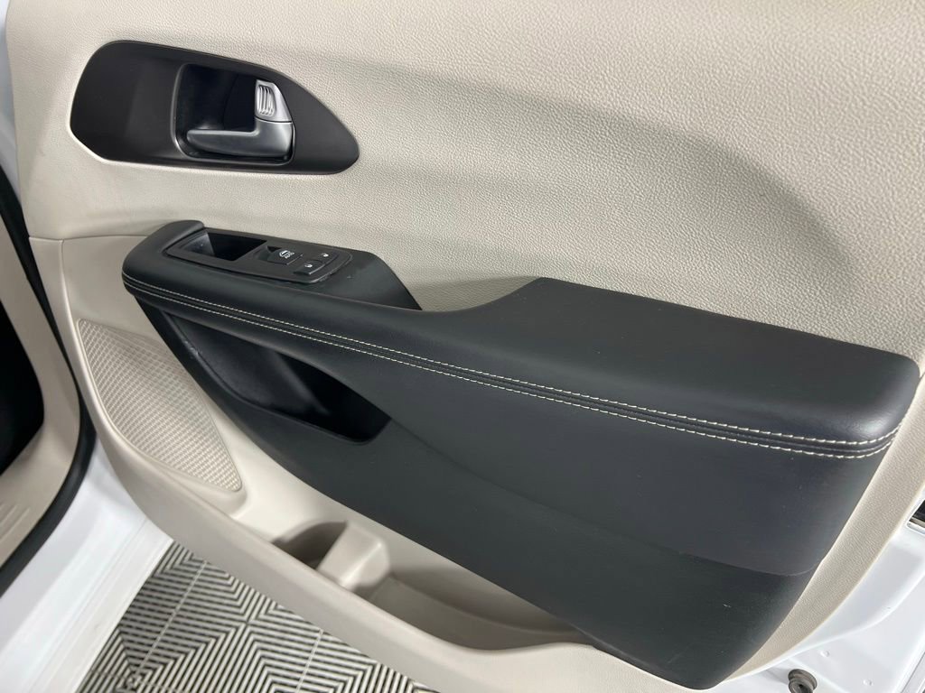 Used 2024 Chrysler Pacifica Touring-L image 36