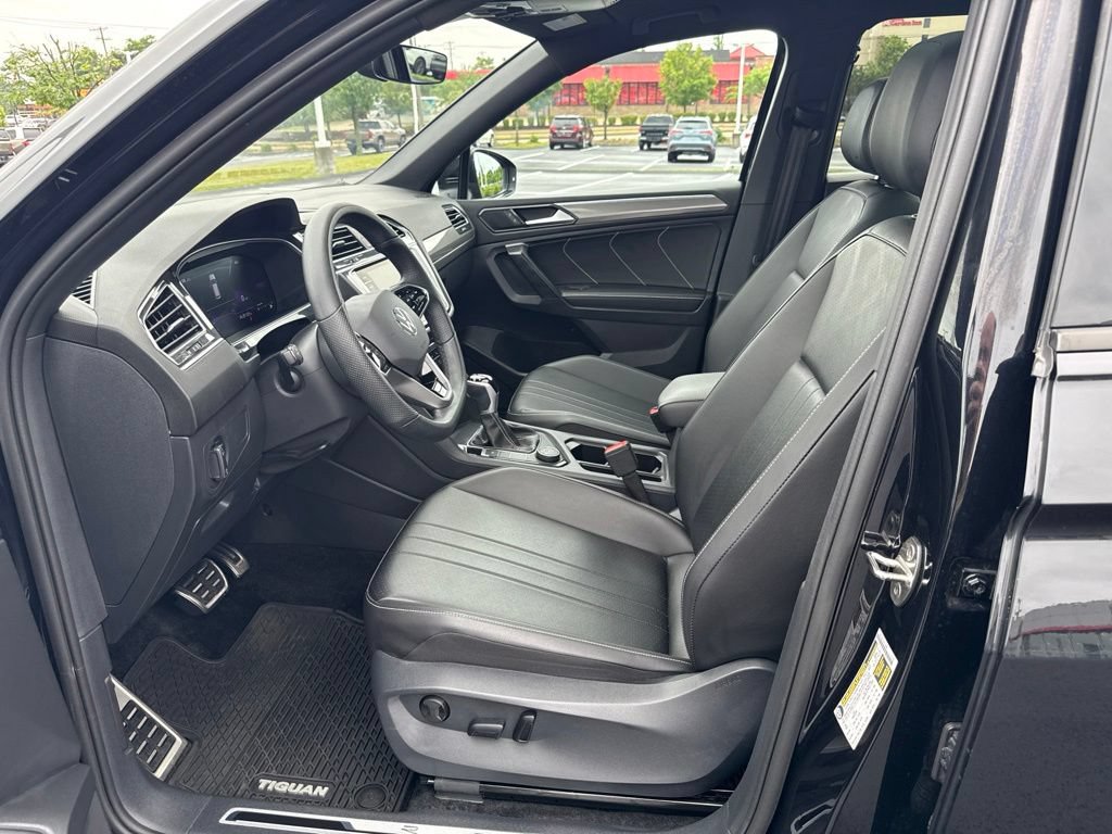 Used 2024 Volkswagen Tiguan SE R-Line AWD/4WD image 9