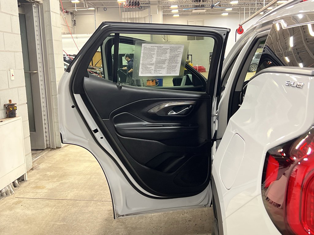 Used 2024 GMC Terrain SLE w/ Driver Convenience Package image 31