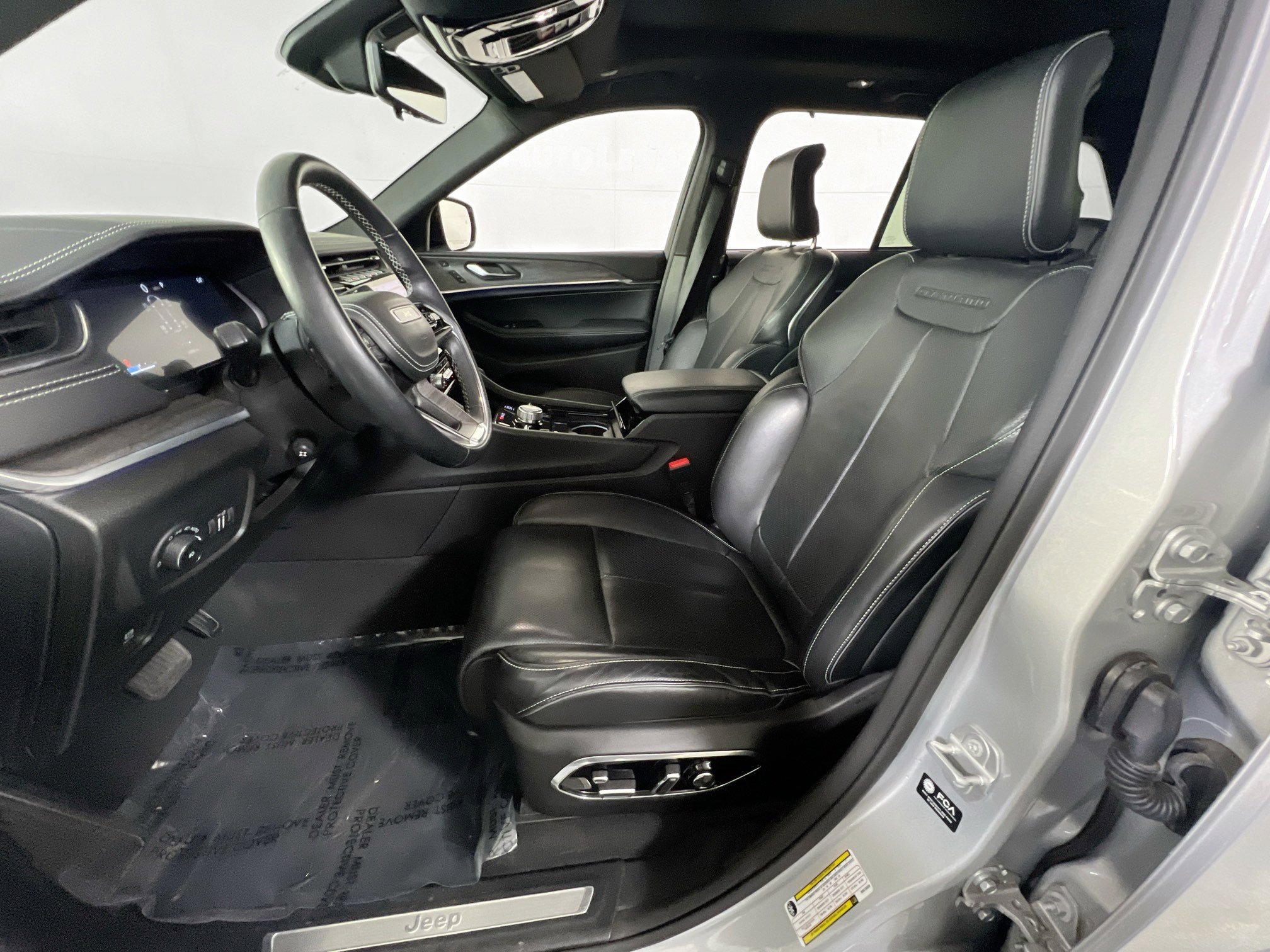 Used 2022 Jeep Grand Cherokee Overland w/ Luxury Tech Group IV image 22