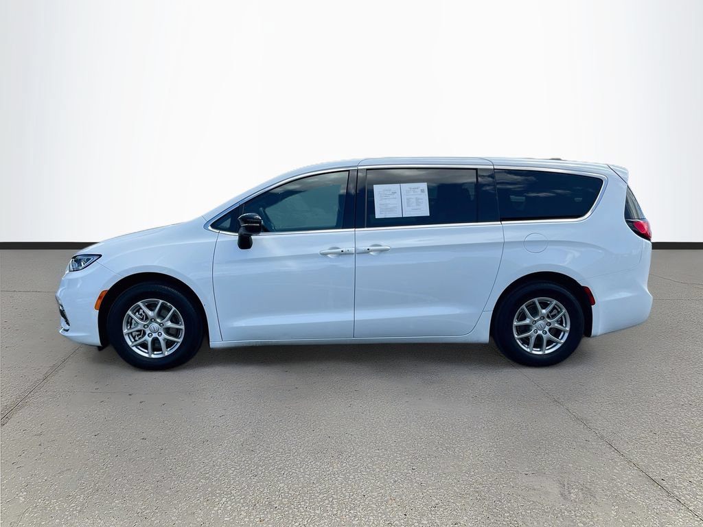 Used 2026 Chrysler Pacifica Select FWD image 4