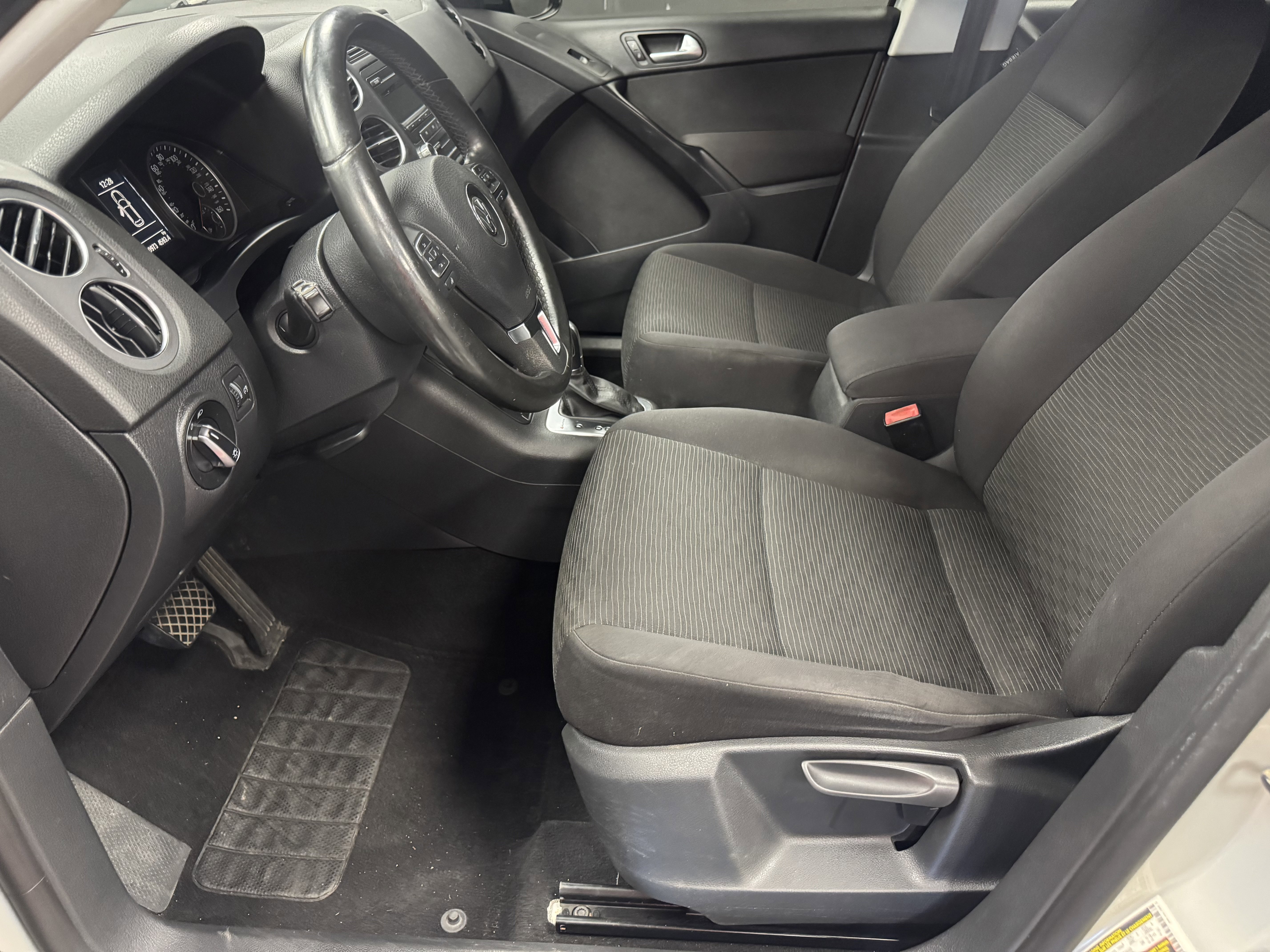 Used 2014 Volkswagen Tiguan S image 9