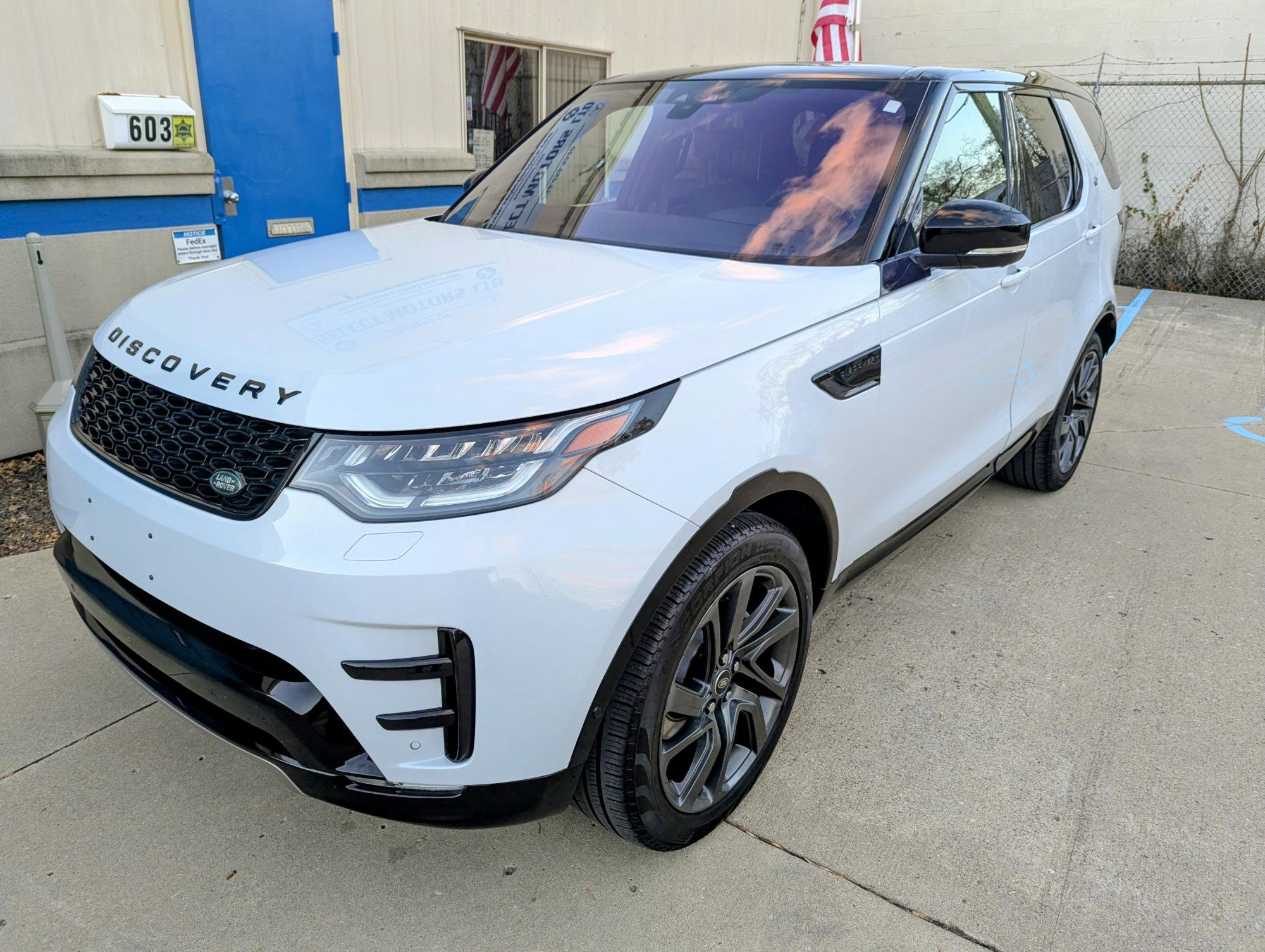 Used 2017 Land Rover Discovery HSE Luxury image 1