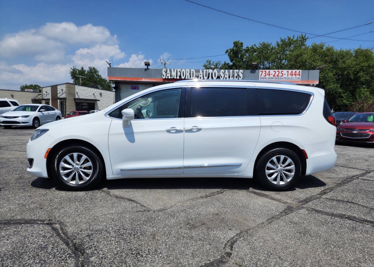 Used 2019 Chrysler Pacifica Touring-L FWD image 3